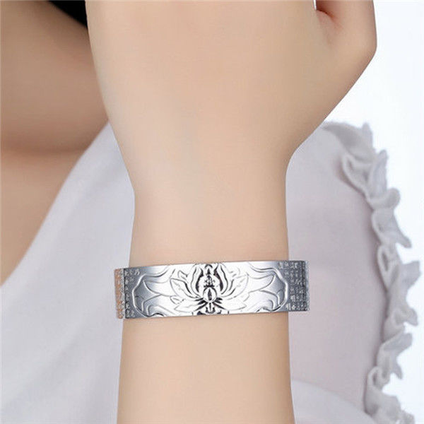 手镯也不是随便戴的，这样做既美观大方，又可保家人平安，显气质