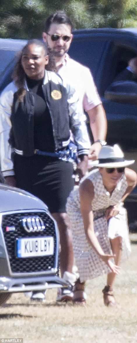 梅根为哈里王子与威廉王子的马球赛助威, 穿无袖束腰网眼裙子