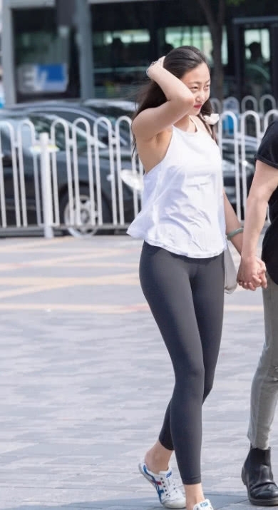 街拍：气质小姐姐紧身裤秀出迷人筷子腿，不胖不瘦的身材刚刚好