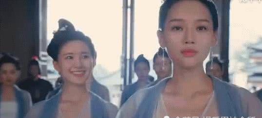 「背诵」当小花成名时,他暴露出不专业的一面。他不会背诵台词也不会读数字。他的台词完全错了