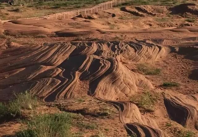 地球上最惊艳的“波浪”，形成于27亿年前，高达15米还能变色