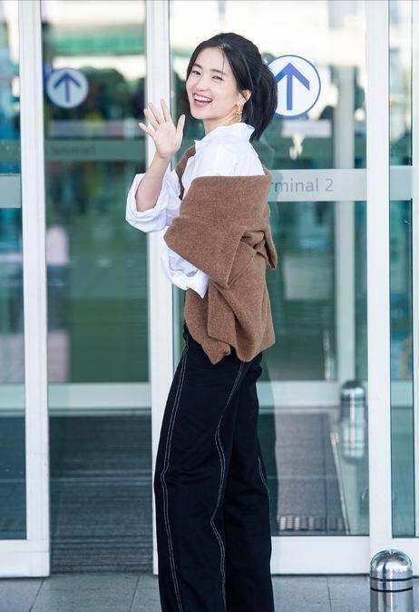  『气质』韩国又一女神火了，金泰梨衬衣配阔腿裤，搭个毛衣气质淡雅出众