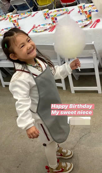 【提前】陈冠希提前为女儿庆祝3岁生日陈冠希爸妈姐姐齐聚拍温馨全家福