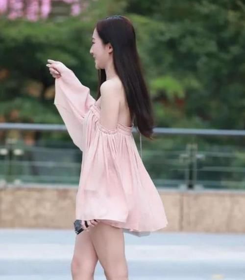 『天蓝色』养眼女神街拍:月貌花容的美女,一件天蓝色上衣配牛仔阔腿裤,时尚唯美