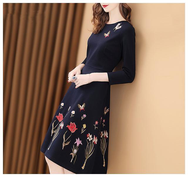 不要在衣服不见了的状况下游玩。这条裙子只要穿过膝盖时才美观。