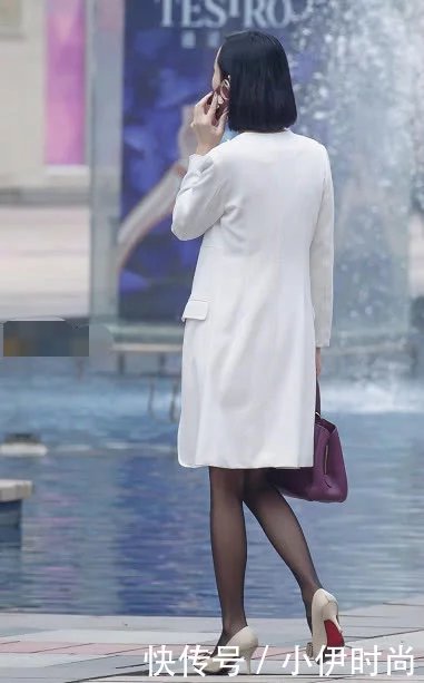 气质小姐姐白色外套配黑丝大秀美腿，给男友打电话十分羞涩，很有