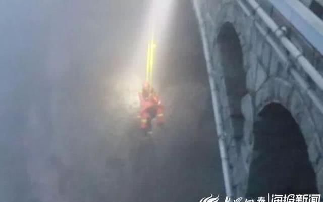 惊险!泰山上有人跌下悬崖!大雾中,消防紧急救援