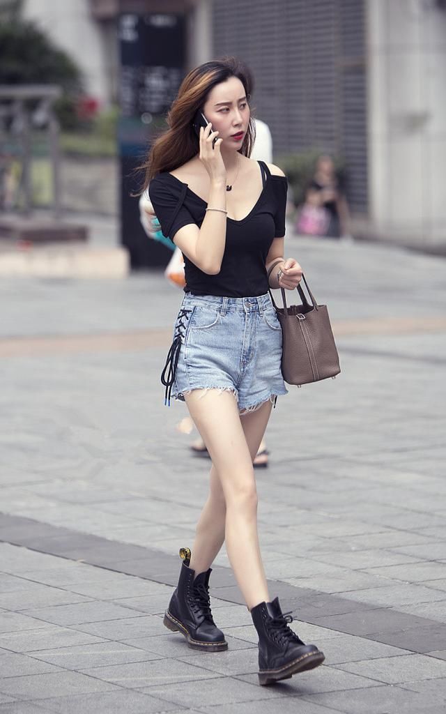 街拍，五款青春靓丽又好看的时尚穿搭，学会了，让你美丽动人