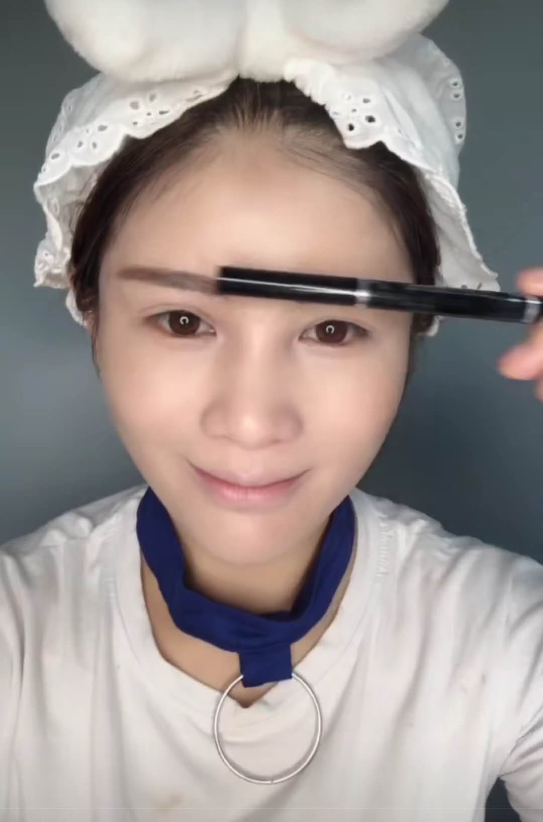 女孩皮肤黝黑，很不起眼，化妆后秒变夜店女王!