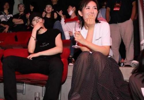 赵丽颖休息后首次露面张杰演唱会，轻松打破怀孕传言！