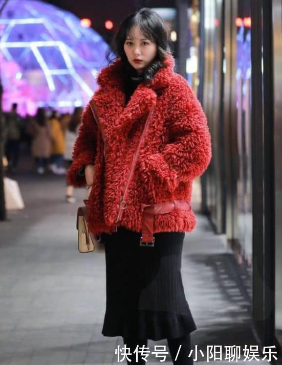 「搭配」街拍：身材苗条的美女，一条浅灰色的连衣裙，女神魅力十足