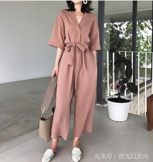 女人尽量不要短裤+凉鞋了，学深圳女人穿阔腿裤，洋气时髦又减龄