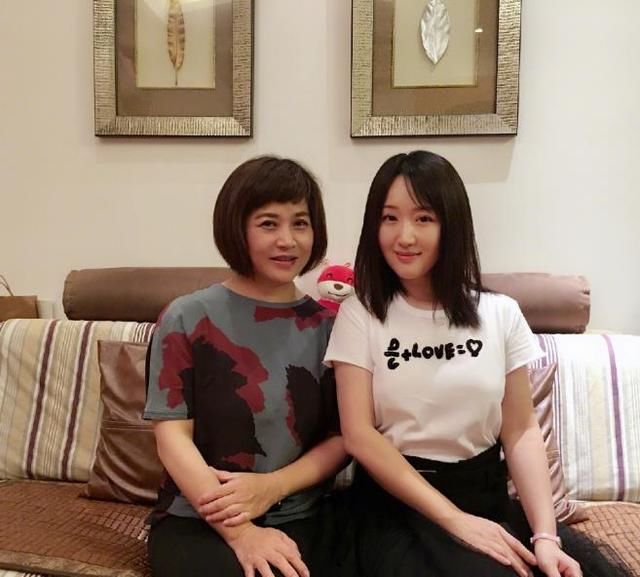 48岁杨钰莹晒朋友聚会照,自己年轻得像20岁,把同龄人都比下去了