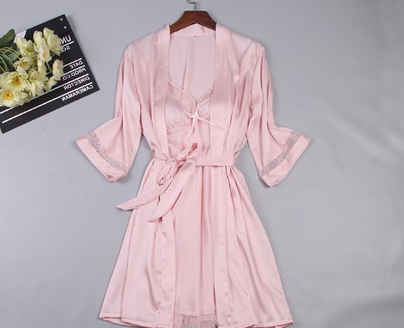 睡衣可以将就?不不不，夏季就该穿真丝睡衣，不仅舒适清凉还迷人