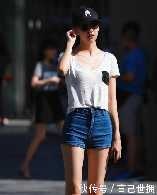  「美女」街拍：软玉温香的美女，一件米色开衫配灰色短裙，时尚美丽大方