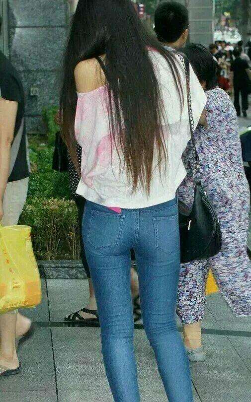 紧身裤独有特别的味道，出街回头率翻倍，性感撩人女神范