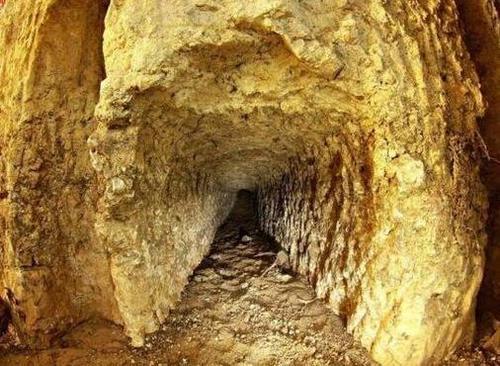 停车场下陷惊现百年地下洞穴 或为一战时期军事训练场