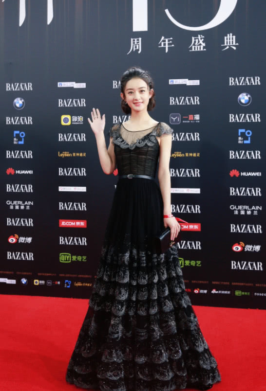 赵丽颖的裙子有玄机！静止时和展开时完全不同，真正的“孔雀裙”