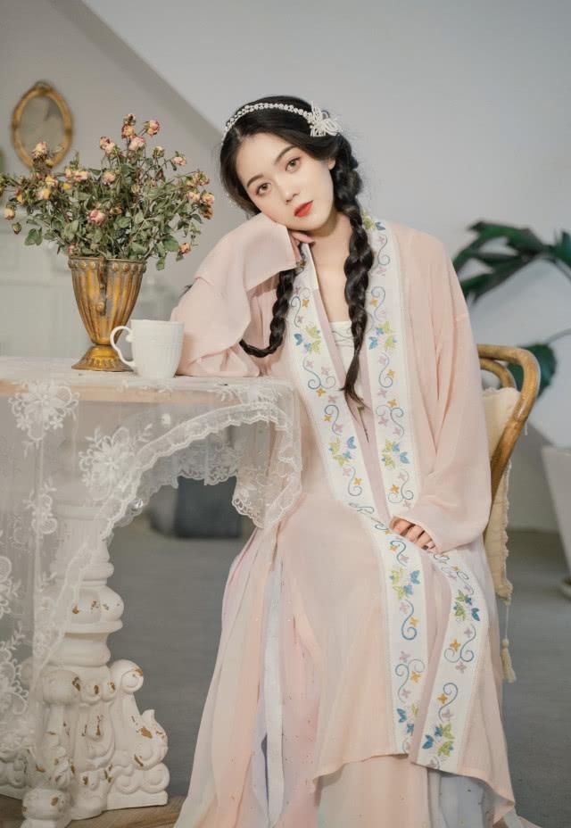  「简直」谁说彩虹色“烂大街”？这几款汉服下裙配色简直了，太惹眼了