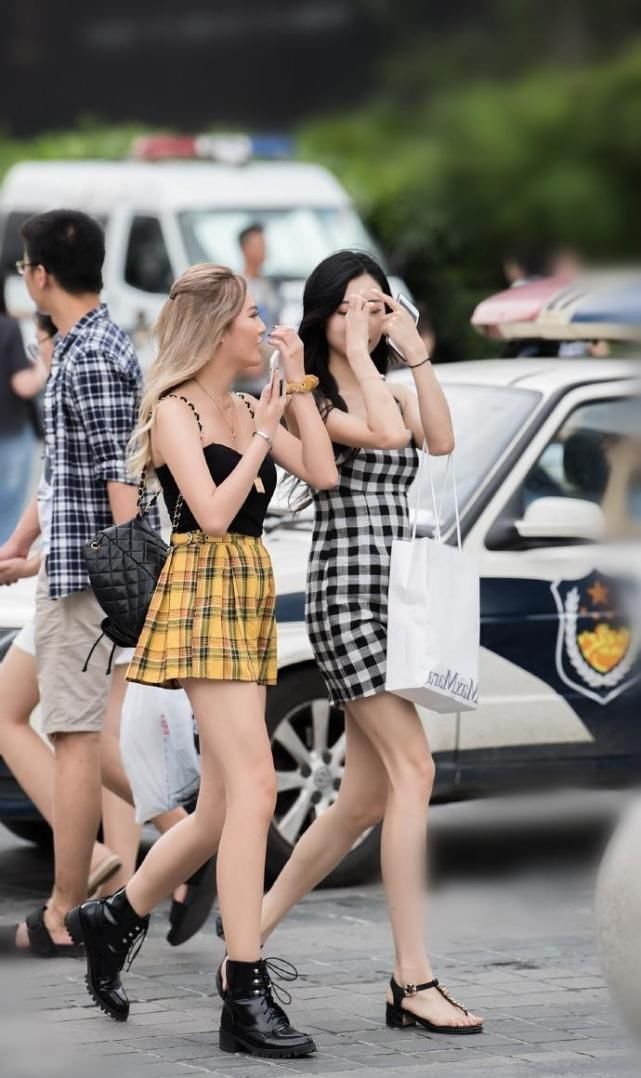 皮皮虾街拍 女姐姐，衣着大胆，气质俱佳，惹人热眼