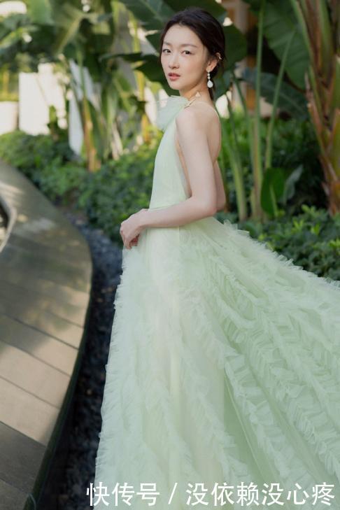 张馨予颁奖华鼎奖