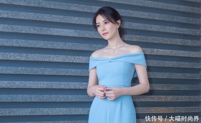国民女神高圆圆太惊艳了,穿露肩蓝裙优雅动人,仍是初恋模样!