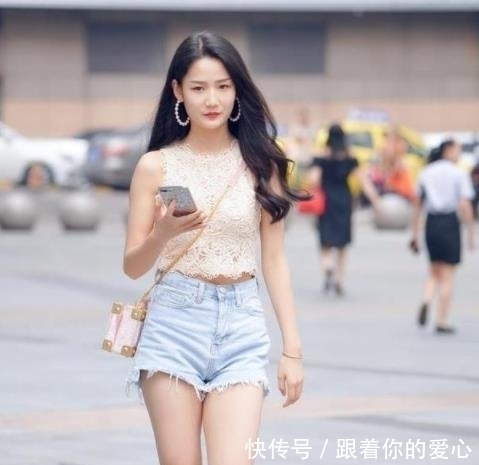  『身穿』街拍：温柔可人的小美女，身穿一件吊脖连衣裙，展现出青春活力气息