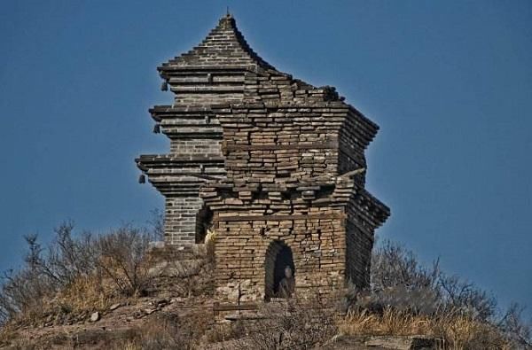 中国最“险”寺庙，建寺千年没有受过香火，游客只能看不能进