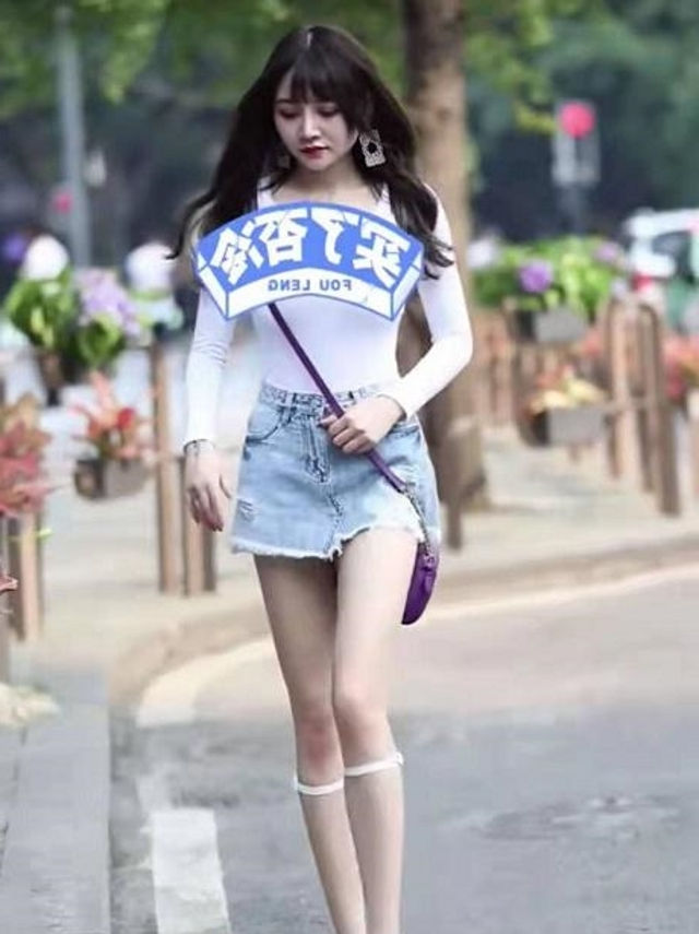  身材|路人街拍,小姐姐选择了一条光腿神器搭配,更显时尚,性感