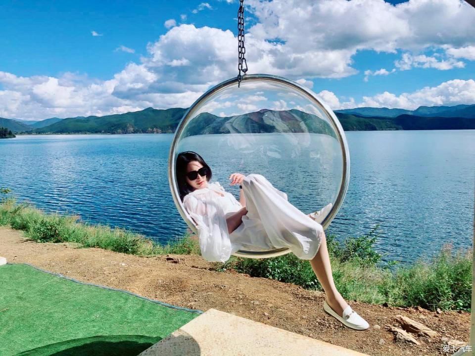  「尽显」【美女当车模】紧身牛仔裤搭配黑色长靴，尽显长腿女神好身材