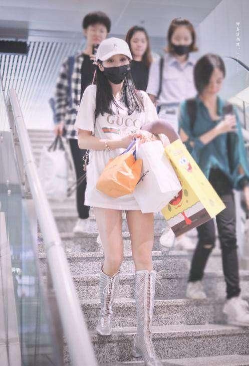 孟美岐和吴宣仪都爱这样穿衣服，网友：小粗腿和小孩腿的差距