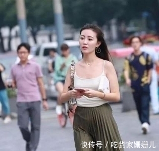 「 气质」展现性感酷雅气质,尽显青春迷人气息,街拍:性感多姿的小姐姐