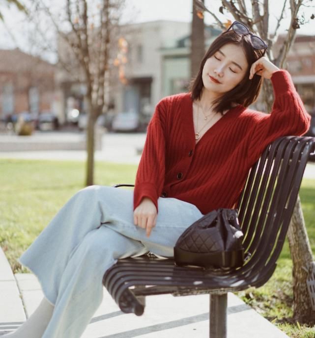 『针织衫』本以为她穿包臀裙扮温柔,可当看清全图,才知穿的有多出彩