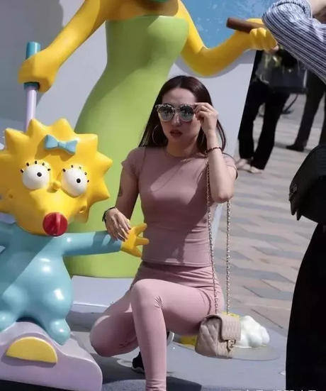 打底裤修饰出女性纤细身材，修身显瘦一步到位