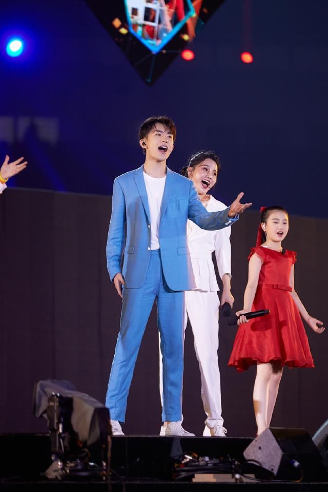 18岁易烊千玺肌肉线条太撩人!彩辫+葱须刘海真是个性过了头!