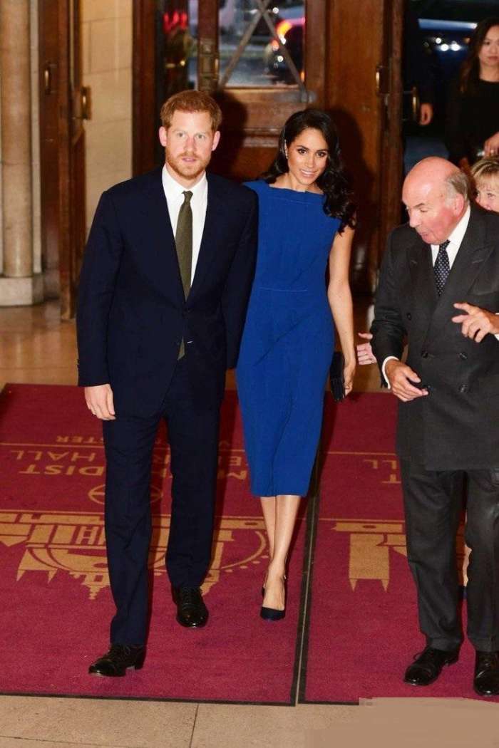 梅根王妃两度获选时尚偶像奖，和哈里王子的情侣装太登对啦！