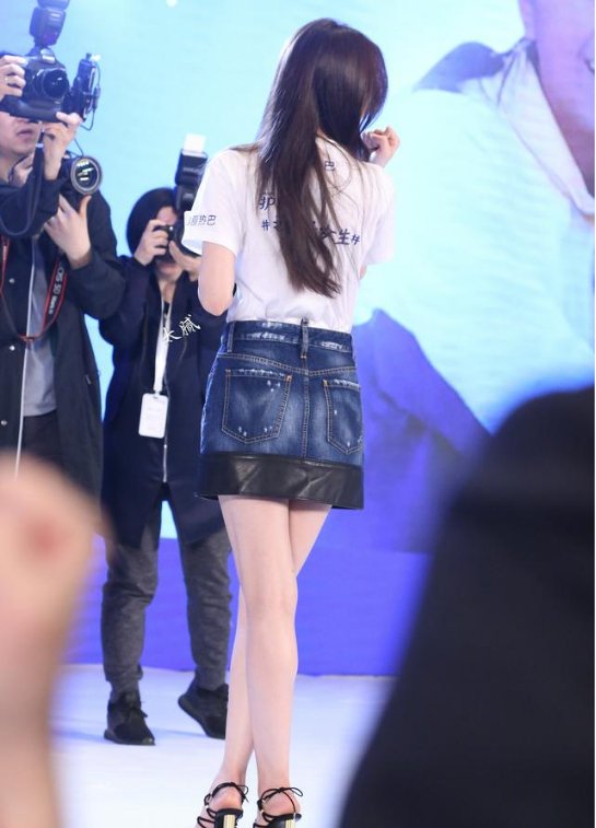 迪丽热巴白T配A字牛仔裙超好看，长腿更吸睛，网友:关晓彤学学吧