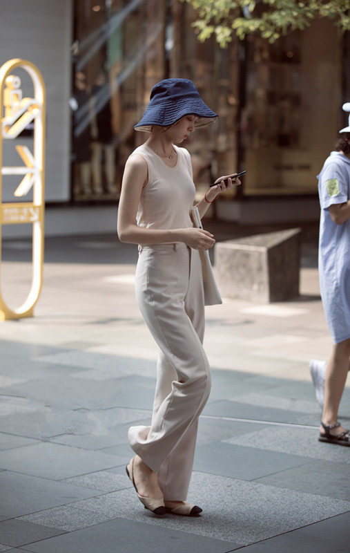 粉系少女穿着紧身衣物，把性感身材展现的凹凸有致，好像恋爱了