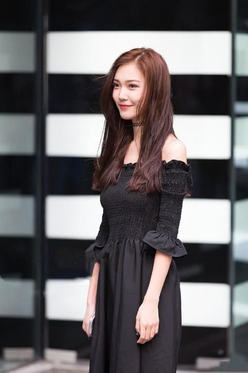 什么样的裙装才能凸显傲人身材？小姐姐来告诉你！