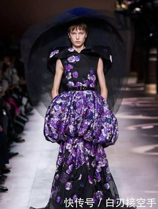  『花朵』2020开春 流行穿“开满花”的裙子，谁穿谁美！