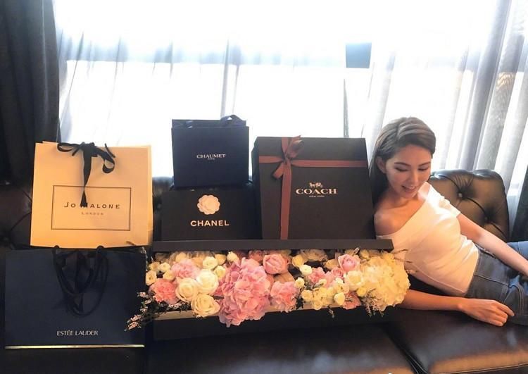 昆凌周杰伦17岁交往22岁结婚，难怪25岁生日还这么甜蜜