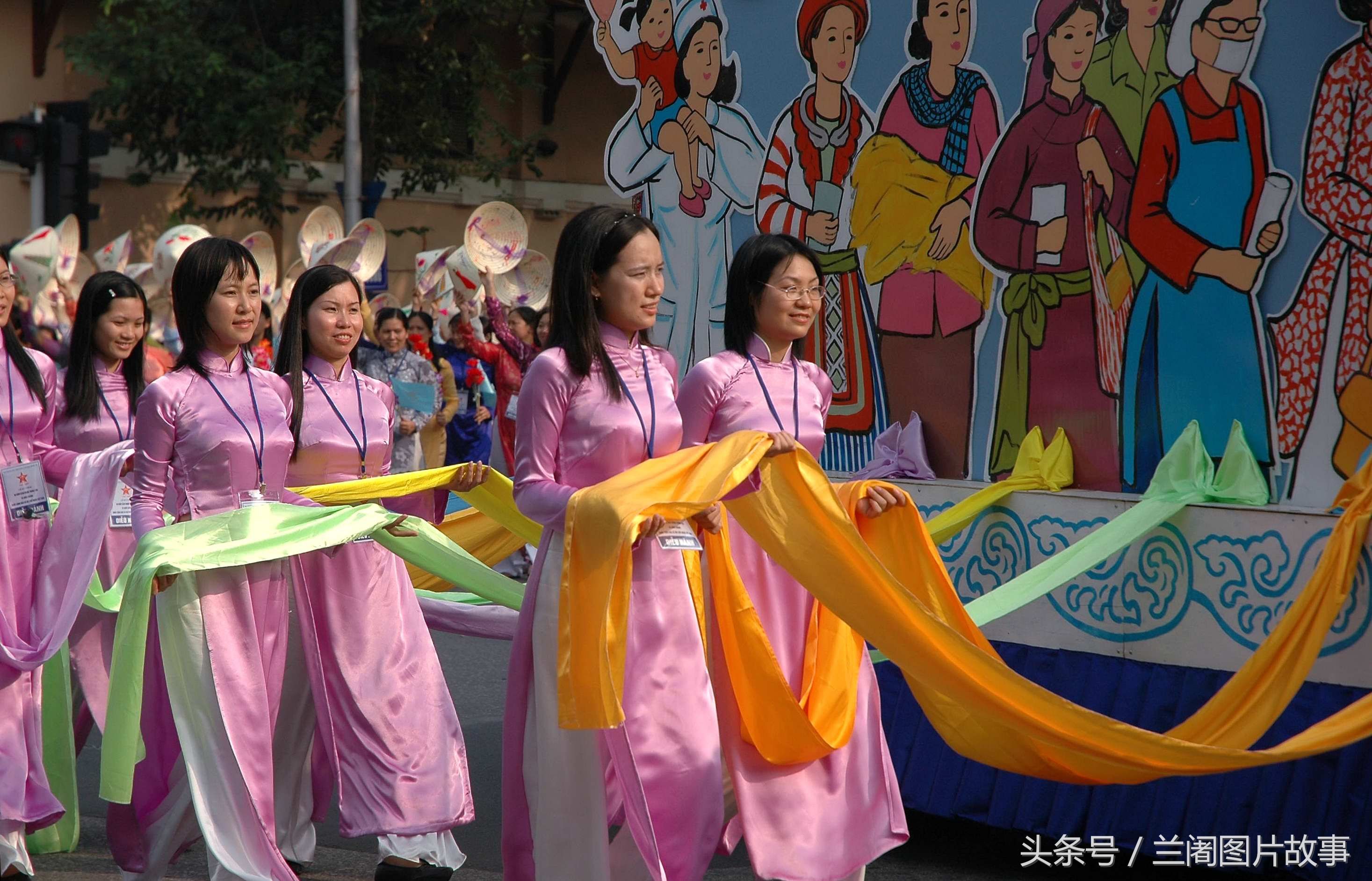 越南“奥黛”的起源和中国旗袍有关，你觉得奥黛漂亮吗?