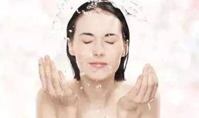 常用盐洗脸的好处太多了，学起来啊!