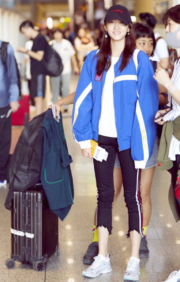 关晓彤穿“狗啃7分裤”秒变短腿，网友：这个衣品真浪费身材！