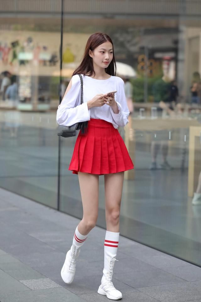  『小时』盯住看过一个小时, 才发觉她没穿袜子, 简直图方便的“懒蛋”