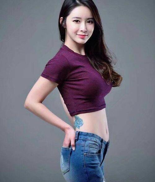 路人街拍:优雅的小姐姐,镂空长裙秀出美肩美腿,非常吸引人