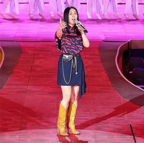 那英穿鞋的时尚，不得不服！几万块的鞋子被她穿成“香肠雨靴”！