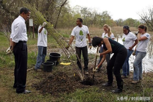 梅拉尼娅穿2万多裙子，10cm高跟鞋卡泥里！可惜白宫再无米歇尔