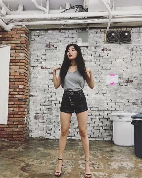 泫雅郑秀妍,同穿吊带背心,谁才是性感女王?网友:短裤赢了!