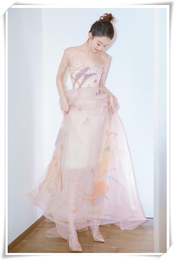 当王丽坤和赵丽颖同穿一件礼服裙，终于知道脸小有多么占优势了！